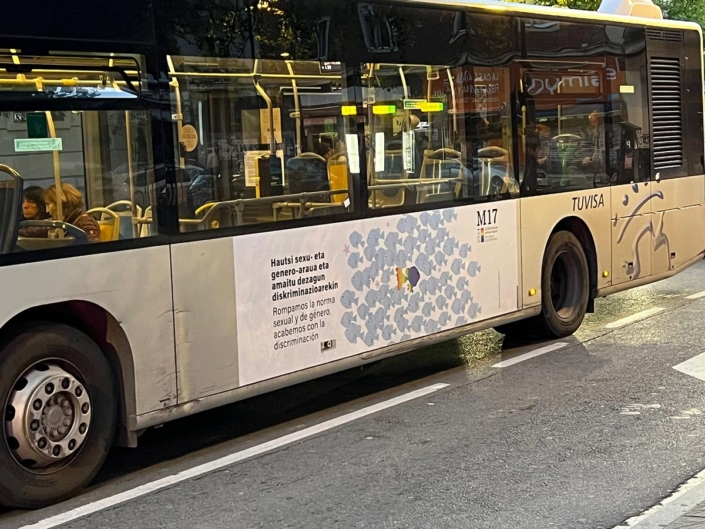 Diseño de vinilos para autobuses para la campaña de comunicación del día 17 de mayo – día contra la LGTBI-fobia Diseño de vinilos para autobuses para la campaña de comunicación del día 17 de mayo - día contra la LGTBI-fobia